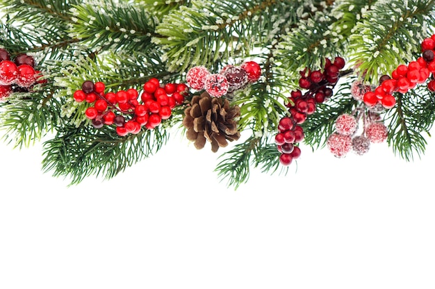 Branche d'arbre de Noël avec décoration rouge isolé sur fond blanc.