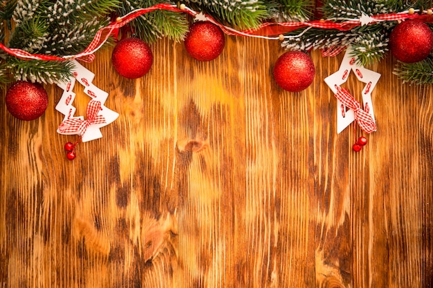 Branche d'arbre de Noël avec des décorations sur fond de bois. Concept de vacances de Noël