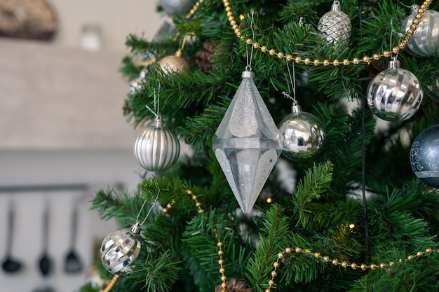 Branche d'arbre de Noël décorée de boules de beauté et autres décorations d'arbre de Noël