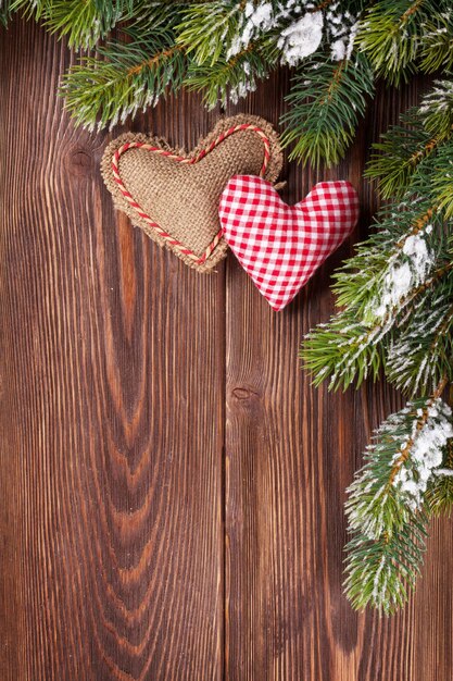 Branche d'arbre de Noël avec des jouets de coeur