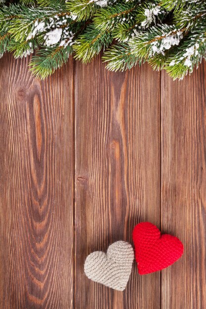 Branche d'arbre de Noël avec des jouets de coeur