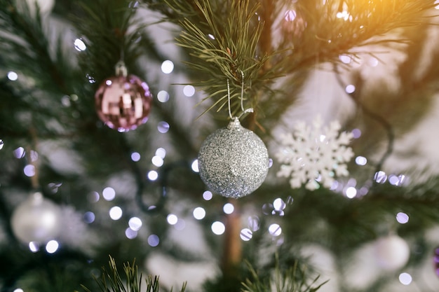 Une branche d&#39;arbre de Noël avec des jouets