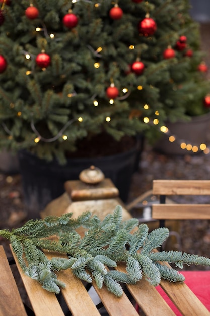 Branche d'arbre de Noël sur table en bois