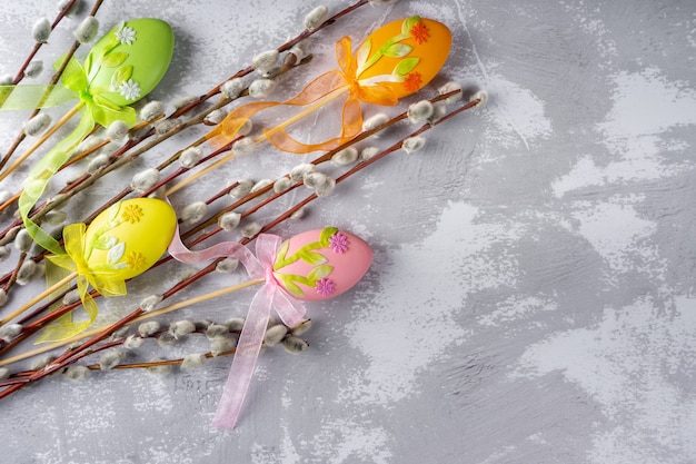 Branche d'arbre de saule avec de l'argent doux moelleux avec décoration de Pâques oeufs colorés