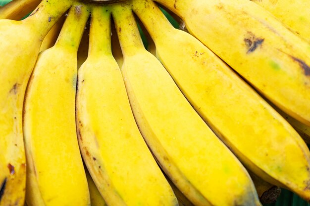 Une branche de bananes jaunes juteuses.