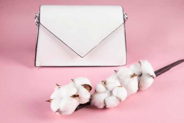 Branche de coton et sac blanc