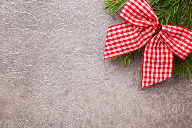 Branche d'épinette avec des décorations de Noël sur fond gris