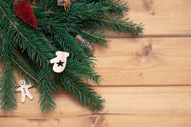 Branche d'épinette sur fond marron. Fond de Noël.