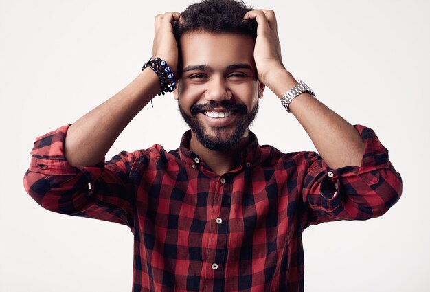 Branché jeune hipster mâle afro-américain en studio