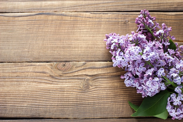 Branche de lilas violet sur un fond en bois