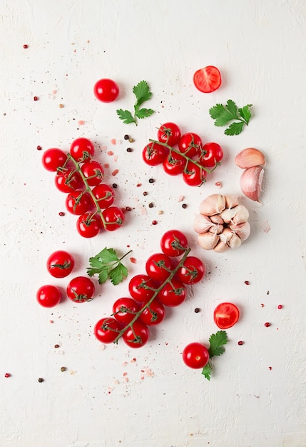 branche avec mini tomates cerises avec épices et herbes à l'ail arrière-plan alimentaire