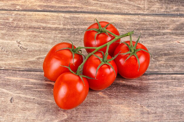 Photo branche rouge crue de tomate de flamenco