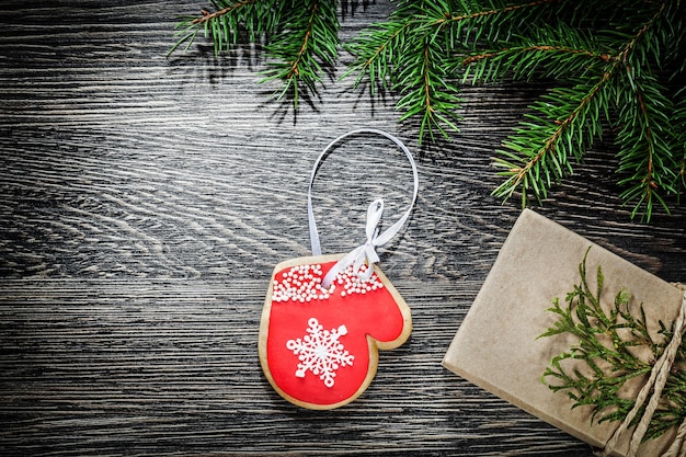 Branche de sapin boîte-cadeau de pain d'épice de Noël sur planche de bois