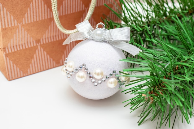 Branche de sapin, boule de Noël décorative brillante et sac en papier