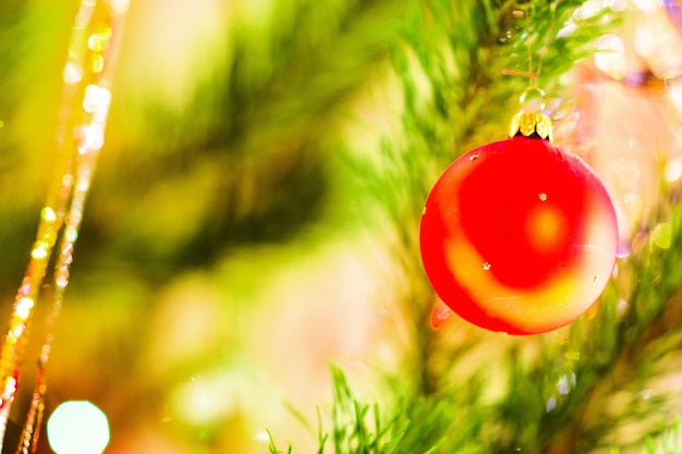 Branche de sapin avec des boules et des lumières festives sur le fond de Noël avec des étincelles