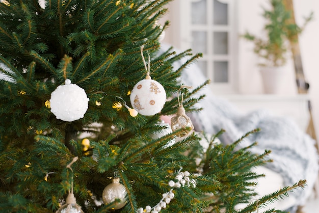 Branche de sapin avec boules et lumières festives