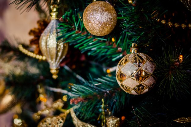 Branche de sapin avec des boules et des lumières de fête sur le sapin de Noël avec des étincelles.