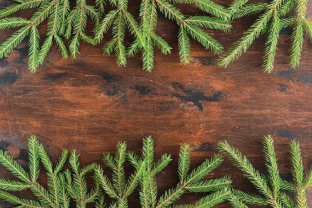 Branche de sapin sur Noël en bois vintage.