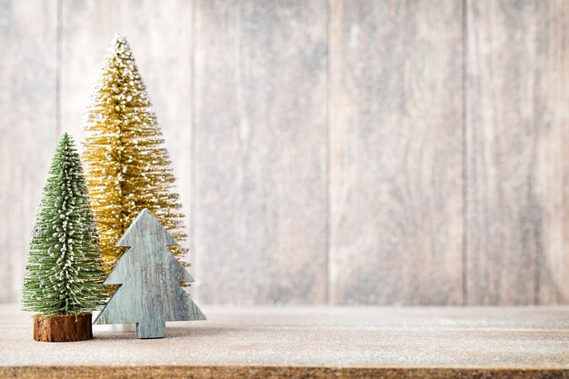 Branche de sapin de Noël et décor, sur le fond en bois.