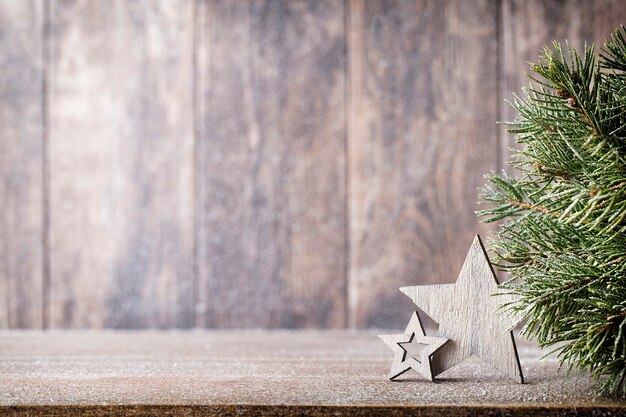 Branche de sapin de Noël et décor, sur le fond en bois.