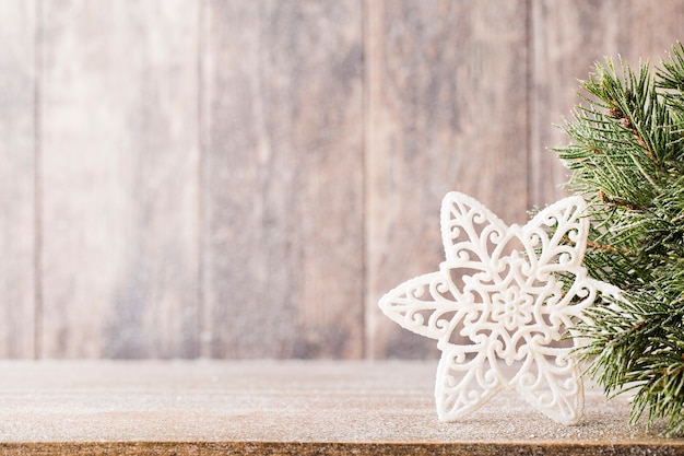 Branche de sapin de Noël et décor, sur le fond en bois.