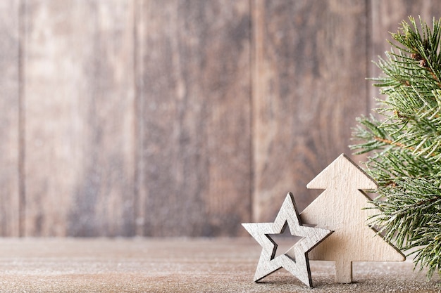 Branche de sapin de Noël et décor, sur le fond en bois.