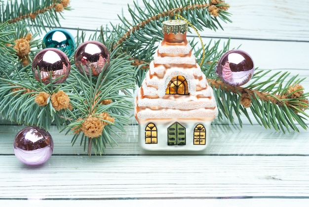 Branche de sapin de Noël avec décoration sur fond de planche de bois blanc