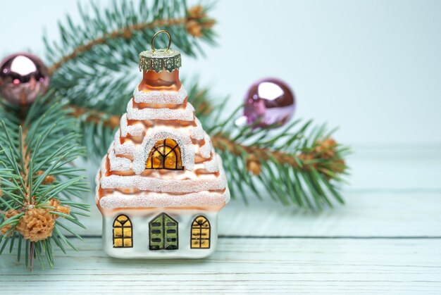 Branche de sapin de Noël avec décoration sur fond de planche de bois blanc