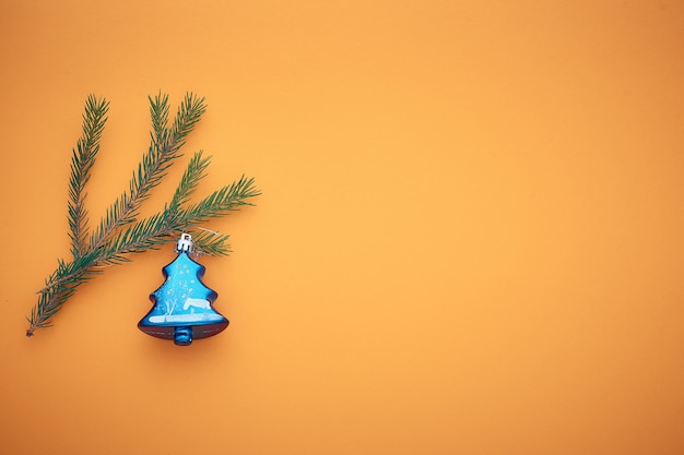 Branche de sapin de Noël sur un fond coloré, une place pour le texte