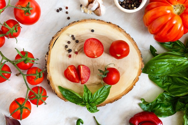 Branche de tomate cerise ail basilic frais poivre sur fond clair Ingrédients