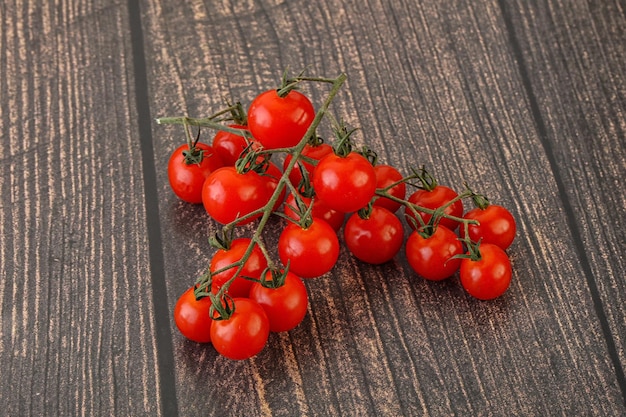 Branche de tomate de cerise douce mûre