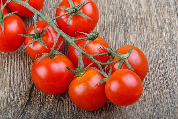 Branche de tomate cerise