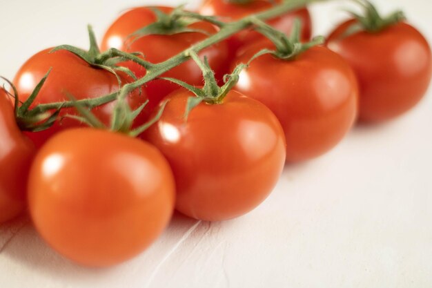 Branche de tomate sur la table