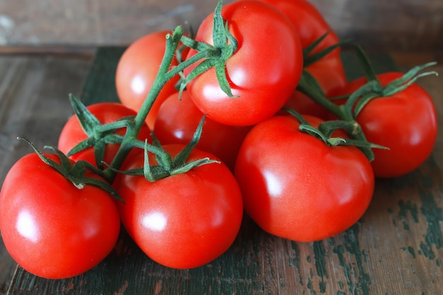 Branche de tomates sur fond de bois