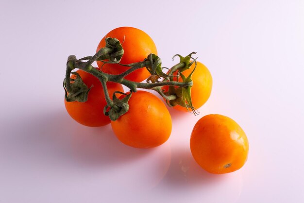 Branche de tomates rouges fraîches sur fond noir et blanc