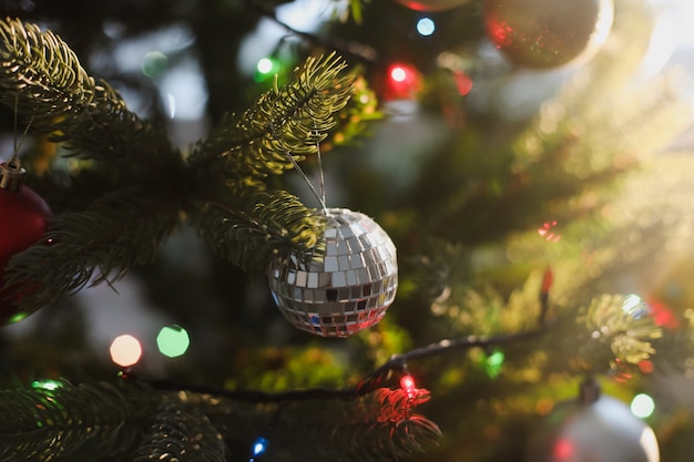 Branches d'arbre de Noël avec des boules jouets lumières décorations