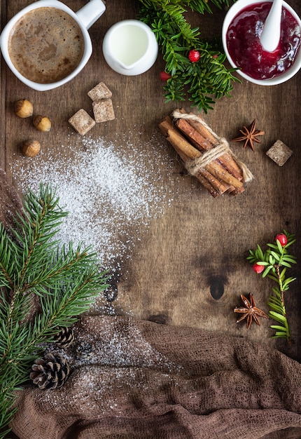 Branches d'arbre de Noël, des cônes, de la confiture, des épices et du café