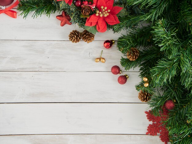 Branches d'arbres avec des décorations de Noël