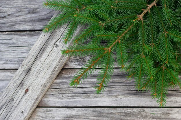 branches d'arbres de noël aromatiques sur le fond en bois rétro