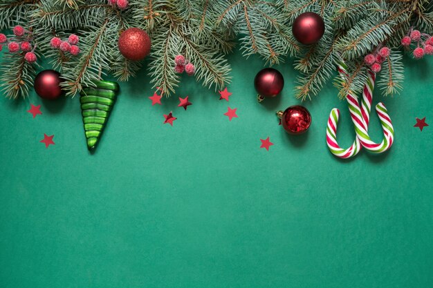 Branches d'arbres de Noël, boules de verre rouge sur vert avec espace de copie.