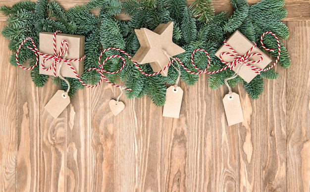 Branches d'arbres de Noël et coffrets cadeaux sur fond de bois rustique