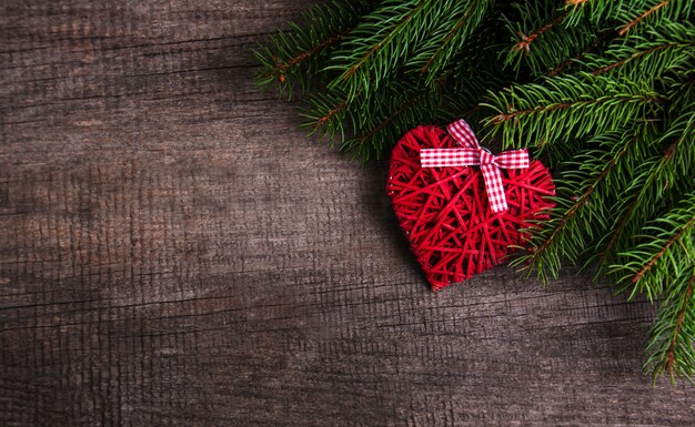 Branches d'arbres de Noël avec décoration coeur