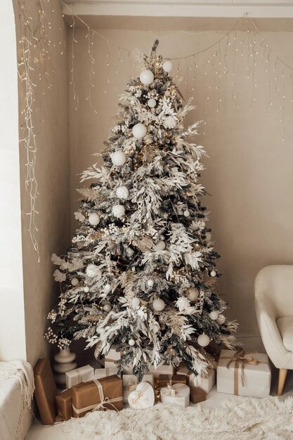 Branches d'arbres de Noël avec décorations boules guirlandes bokeh carte postale avec espace pour le texte Bonne carte de Noël thème de vacances d'hiver Bonne année