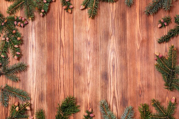 Branches d'arbres de Noël sur un fond en bois. espace de copie du nouvel an