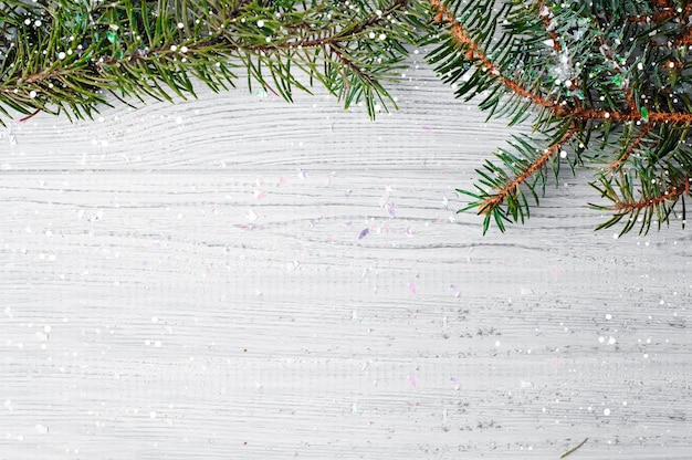 Branches D'arbres De Noël Sur Fond De Bois