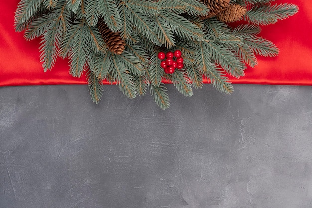 Branches d'arbres de Noël sur fond gris gris comme bordure ou modèle pour carte de Noël