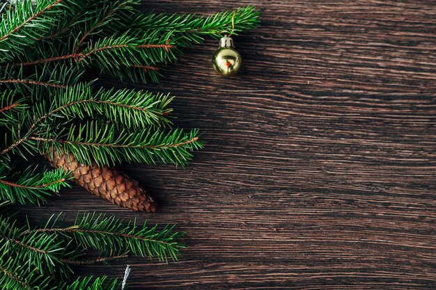 Branches d'arbres de Noël sur fond marron avec fond pour texte