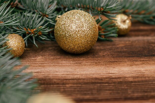 Branches d'arbres de Noël se bouchent avec des boules d'or. Nouvel an, concept de Noël.