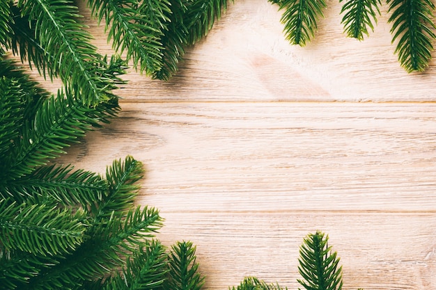 Branches d'arbres sur table en bois