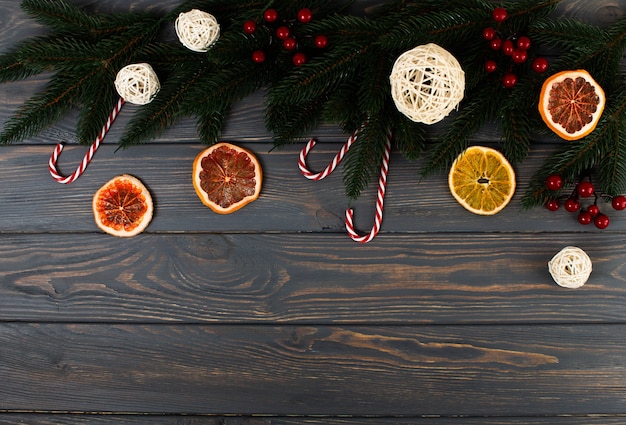 Branches d'Ashberry, cannes de bonbon, fruits secs et autres décorations pour arbres de Noël